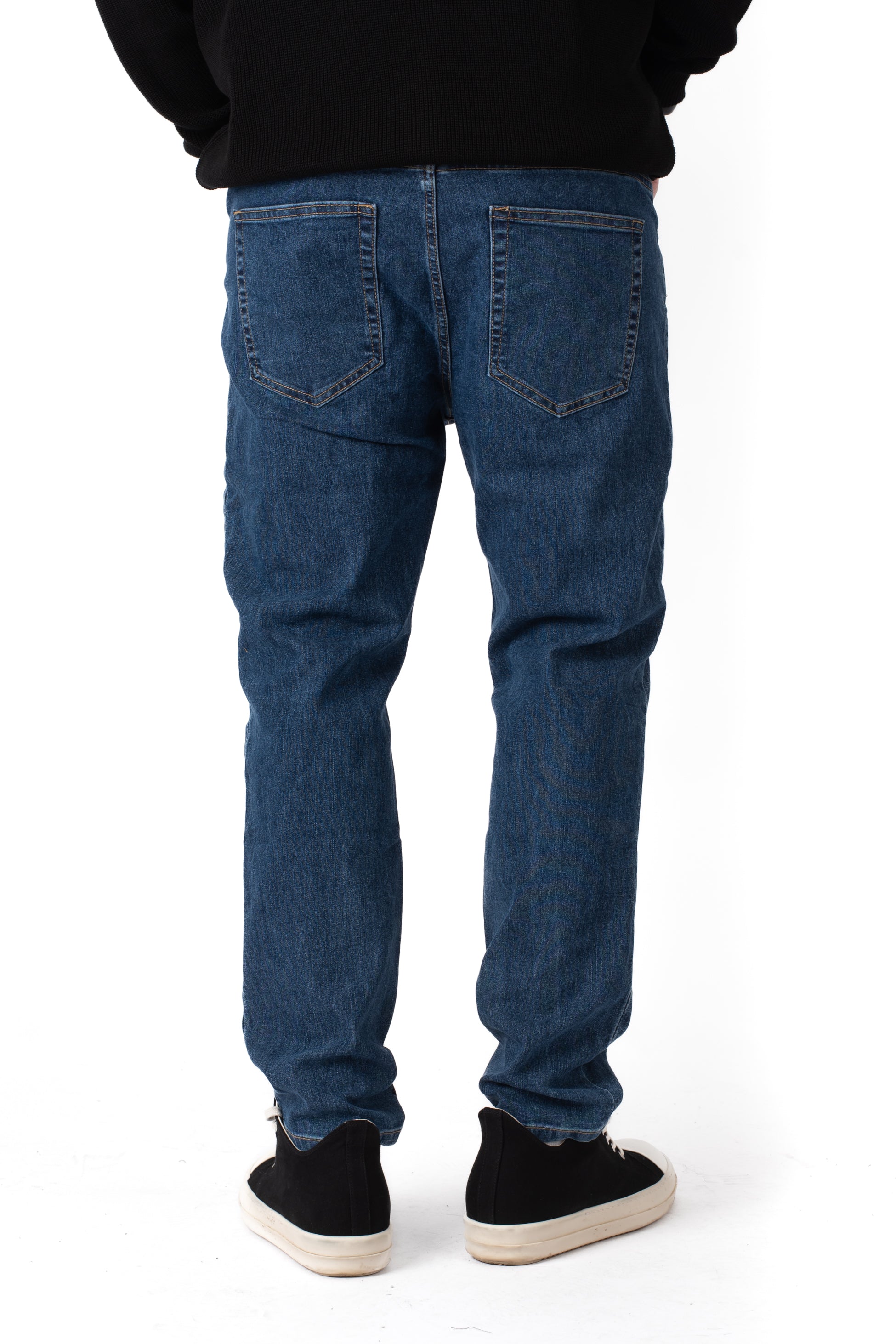 Retro Jeans regular fit blu medio denim classico taglie forti uomo con sneakers canvas