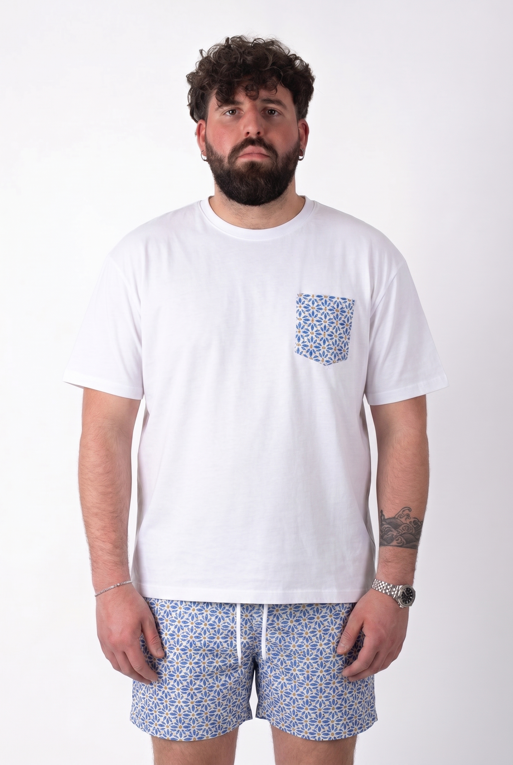 T-Shirt Bianca con Taschino Fantasia Maioliche Azzurre Uomo Taglie Forti