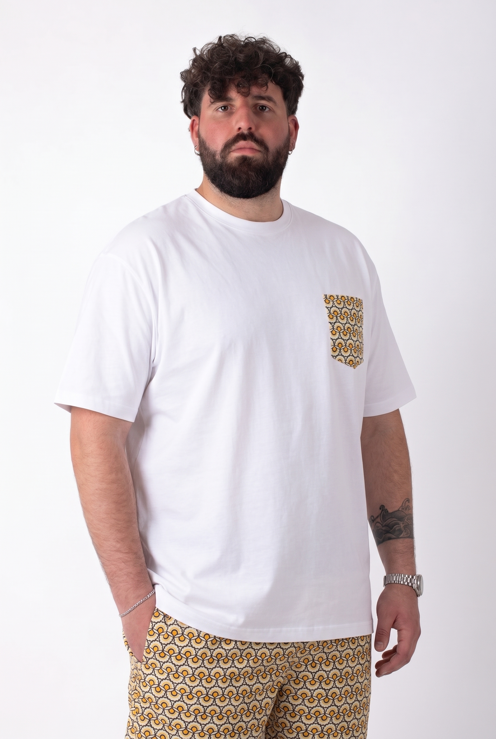 T-Shirt Bianca con Taschino Fantasia Catene Oro Uomo Taglie Forti